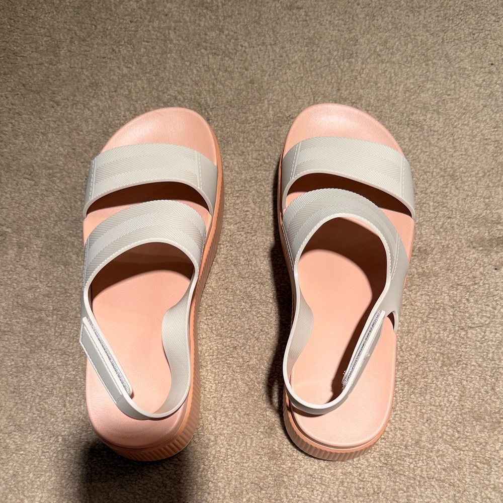 NWOT Women’s beige sandals - Picture 4 of 5